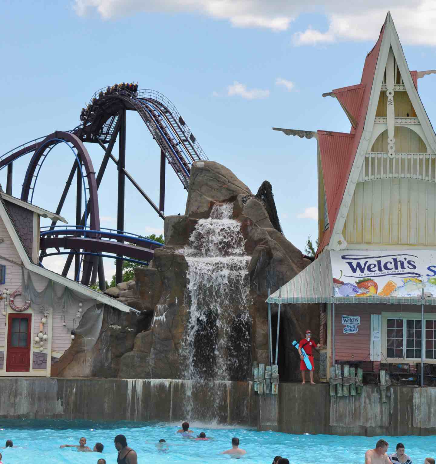 希少！THE NEW WAVE IN ENGLAND AND AMERICA This Six Flags coaster is wicked wild - by Arthur Levine